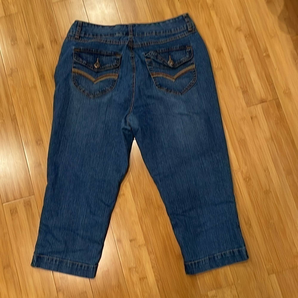 3/$15. Bandolino Blu Denim Capris Size 10 - Picture 5 of 11